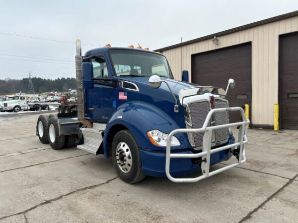 2015 Kenworth T680 T/A Day Cab