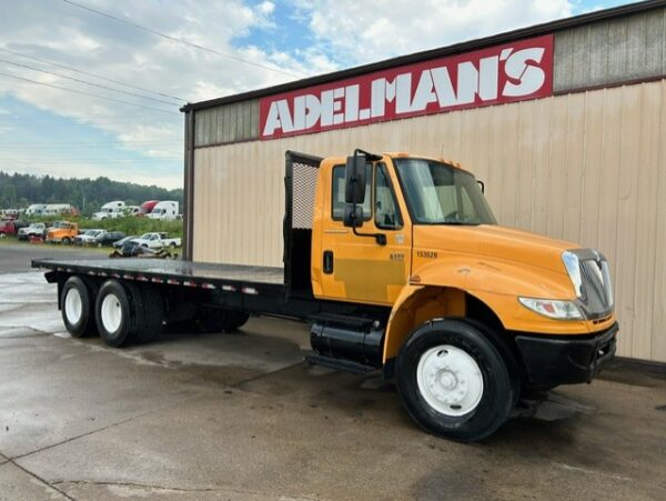 2005 International 4400 T/A Flatbed