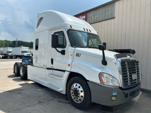 2015 Freightliner Cascadia- T/A Sleeper