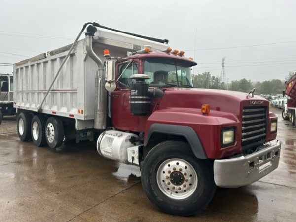 1999 Mack  – Tri Axle Dump
