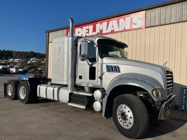 2013 Mack Granite GU713- T/A Sleeper