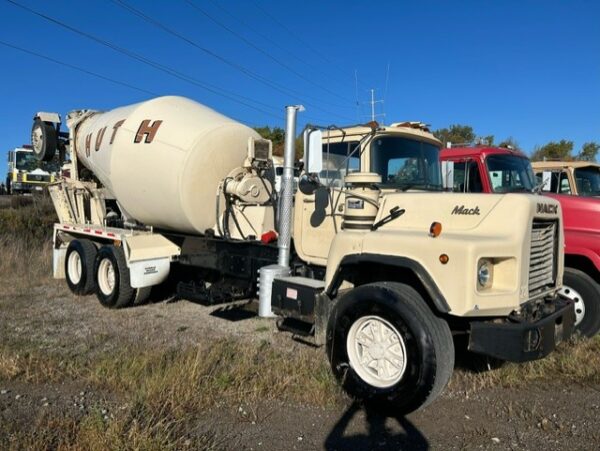 1994 Mack DM690S- T/A Mixer