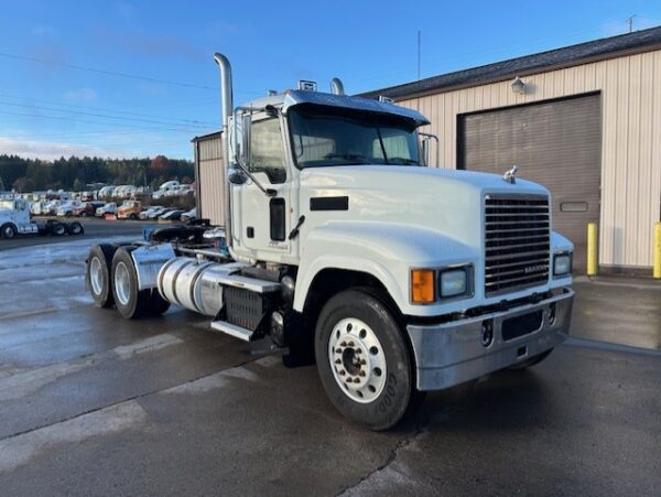 2014 Mack CHU 613 T/A Day Cab w/Wet Line