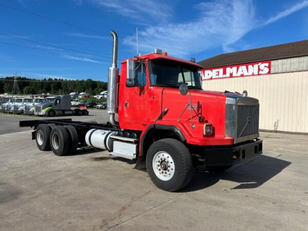 2001 VOLVO / AUTOCAR TANKER