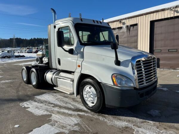2017 FREIGHTLINER T/A DAY CAB