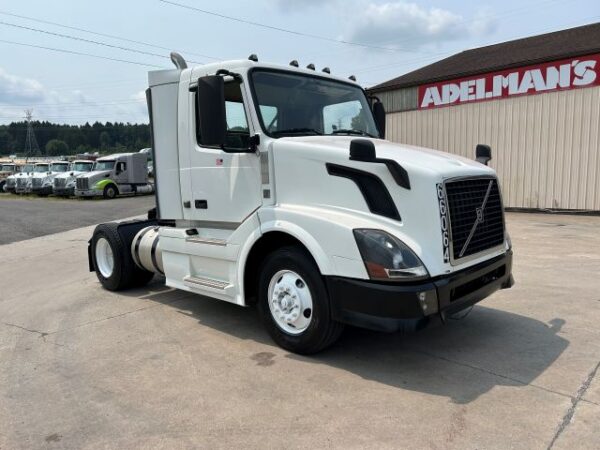 2012 VOLVO DAY CAB