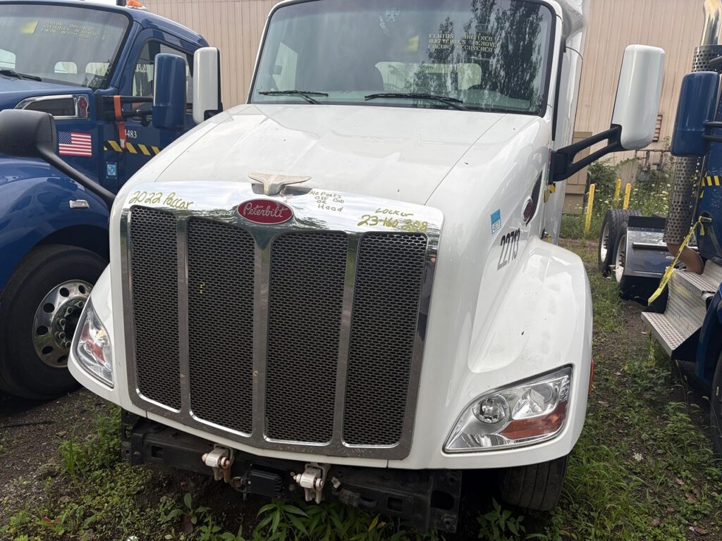 Nice Paccar Peterbilt 579 Hood
